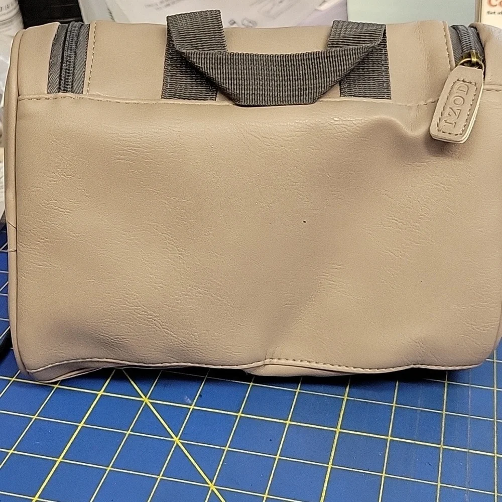 IZOD Gray/Brown Hanging Toiletry  Bag 4 Pockets 14 wide x 3.5 x 7 zip & 15 Unzip